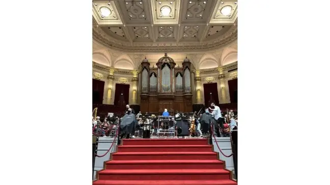Hollanda'da hükümete 'Covid önlemleri' tepkisi: Tiyatro ve konser salonları bir günlüğüne güzellik salonu ve kuaför oldu