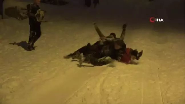 Yozgat'ta kar eğlencesi... Tepsi, poşet ve tahta kızakla kayan vatandaşlar doyasıya eğlendi