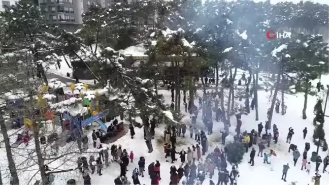 İstanbul'da tulumlu kemençeli sucuk ekmekli Kar Şenliği