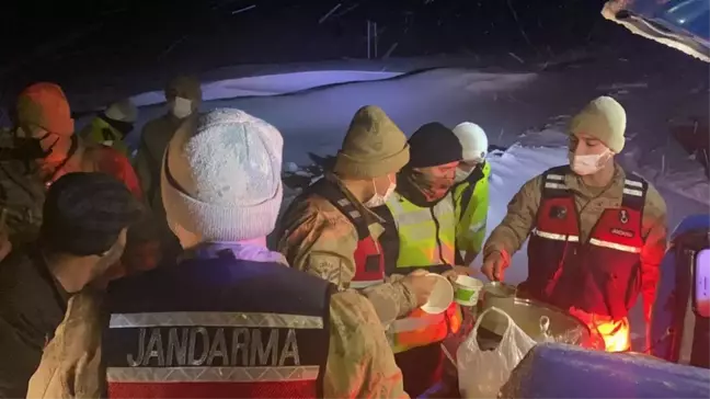Erzincan'da kara yolunun açılmasını bekleyenlere çorba ikram edildi