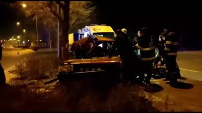 Ağaca çarpan otomobilde sıkışan sürücüyü itfaiye kurtardı