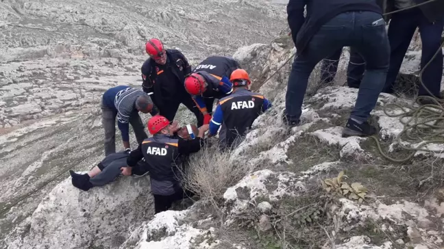 Adıyaman'da kayalıklarda mahsur kalan kişiyi AFAD ekipleri kurtardı