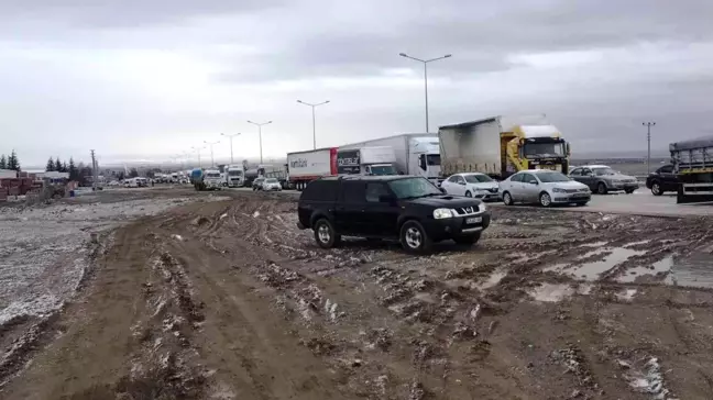 Kulu'da kar yağışı ve buzlanma ulaşımı aksatıyor