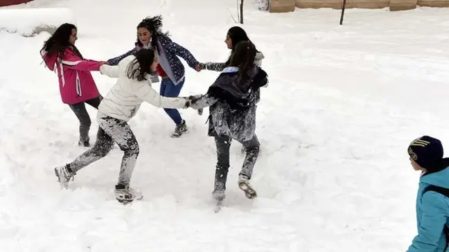Hangi illerde okullar tatil? 24 Mart 2022 Yarın hangi il ve ilçelerde okullar tatil? Yarın nerelerde okul tatil olacak?