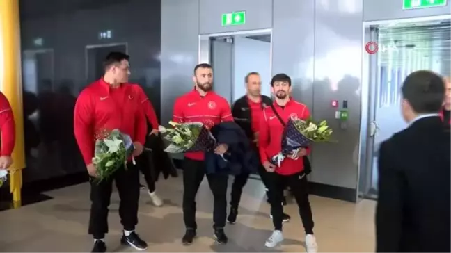 Şampiyon güreşçiler yurda döndü