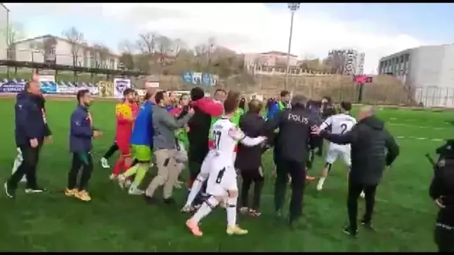 Maçın bitiş düdüğünün ardından saha bir anda karıştı