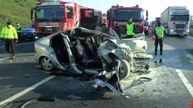Son dakika! Çekmeköy'de otomobil kamyona hızla çarptı: 1 ölü, 1 yaralı
