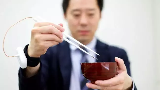 Japonlar'dan yüksek tansiyona çözüm: Tuz hissi veren elektrikli yemek çubuğu