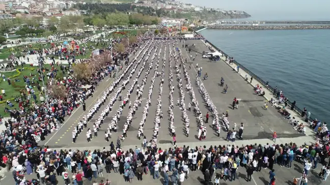 Tekirdağ'da 1920 öğrenci TBMM'nin kuruluşunu Trakya halayıyla kutladı