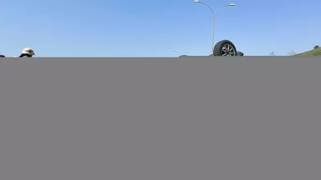 Pendik'te refüje çarpıp devrilen otomobildeki sürücü yaralandı