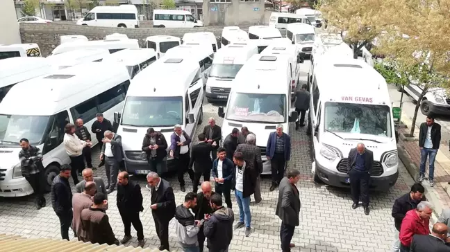Gevaş'ta minibüsçüler kontak kapattı