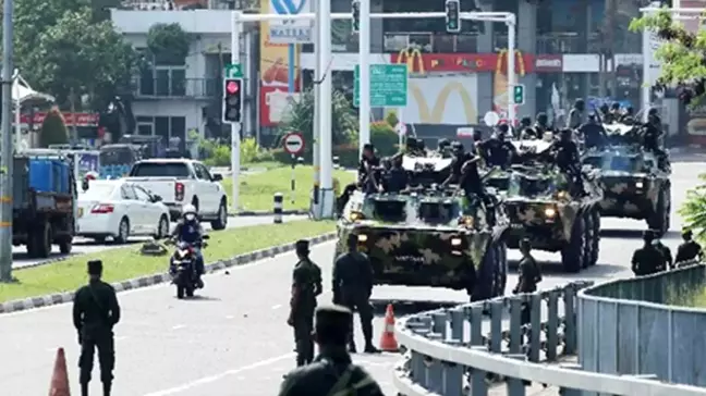 Sri Lanka'da Sokağa Çıkma Yasağında Askerler Devriye Geziyor
