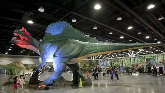 Kanada'daki Jurassic Quest Sergisi Ziyaretçilerin İlgisini Çekiyor