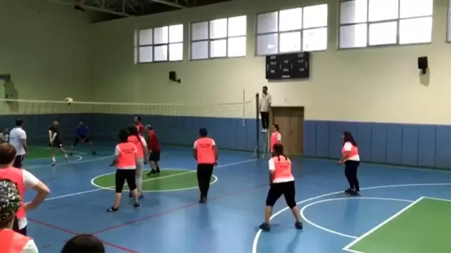 Voleybol turnuvasında ter döktüler