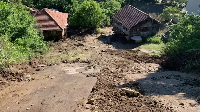 Sinop'ta Meydana Gelen Heyelanda 2 Ev 1 Samanlık Zarar Gördü