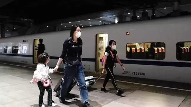 Çin'de Ejderha Teknesi Festivali'nde Tren Yolculuğu Artacak