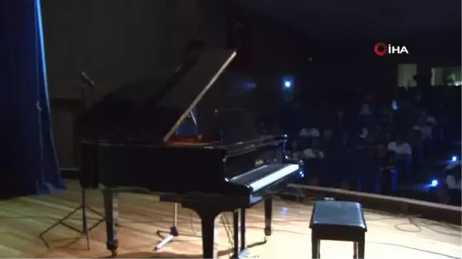 İzmir'de engelsiz sahne: Online eğitim aldılar, konserlerini sahnede verdiler