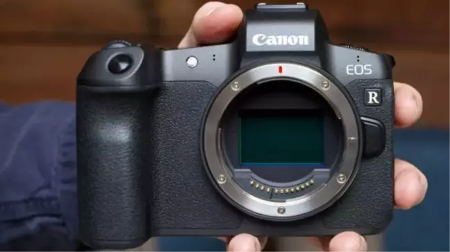 Canon'un amiral gemisi aynasız kamera modeli için kötü haber!
