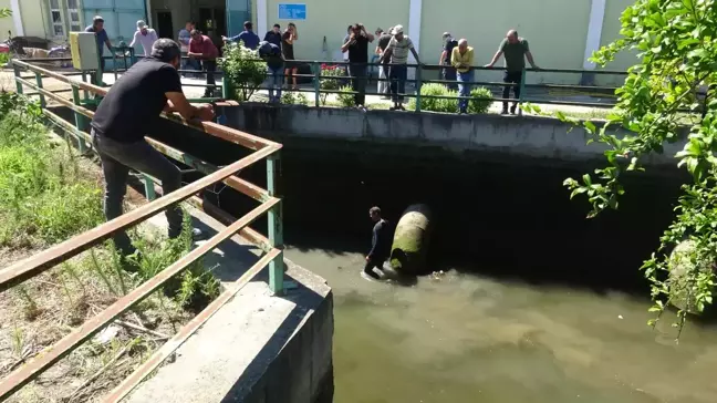 Adana'da oğlunu kurtarmak için girdiği kanalda kaybolan babanın cansız bedeni bulundu