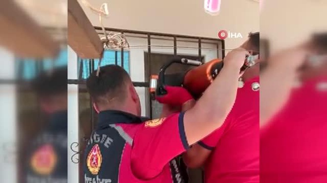 Kafası demir parmaklıklara sıkışan çocuk güçlükle kurtarıldı