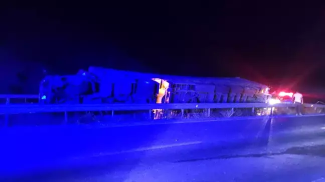 Son dakika haberi | Bariyerlere çarpan tır devrildi: 2 yaralı