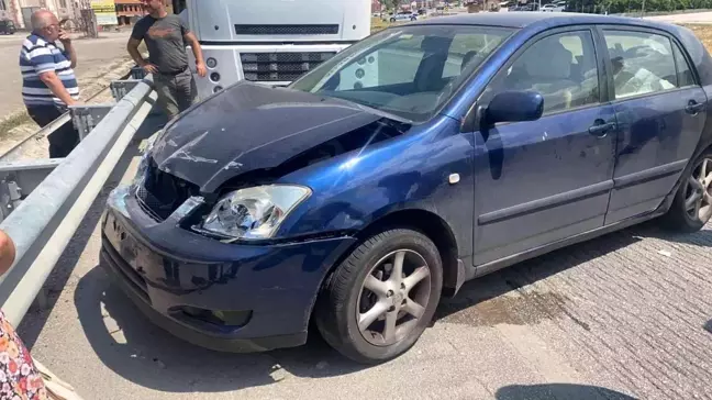 Son dakika 3. sayfa: D100'de otomobil bariyerlere çarptı: 4 hafif yaralı