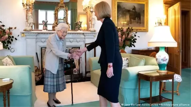 II. Elizabeth, Truss'a hükümeti kurma görevini verdi