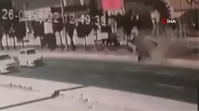 Son dakika haber... Hafriyat kamyonu çarptığı otomobili metrelerce sürükledi, o anlar kameraya yansıdı
