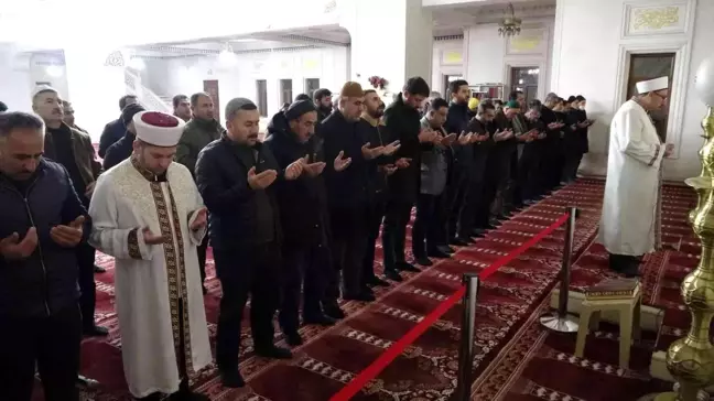 Yüksekovalılar İsveç'te Kur'an-ı Kerim'i yakan Rasmus Paludan'ın çirkin eylemine karşı sabah namazında dualarla tepki gösterdiler