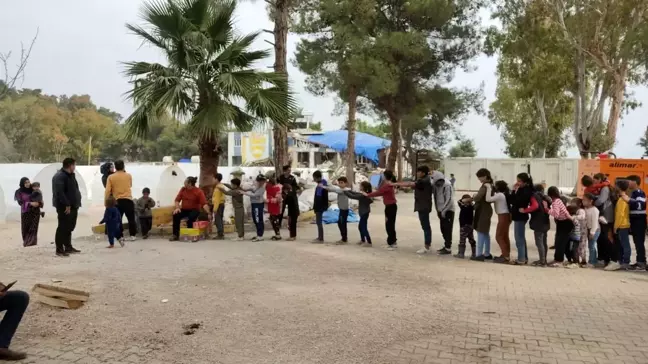 Kırıkhan'daki çadır kentte çocuklar gönüllü ekiple eğleniyor