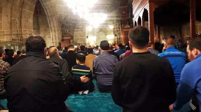 Son teravih namazında camiler doldu taştı