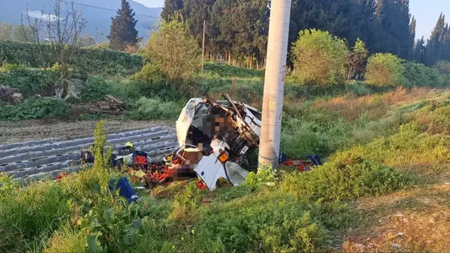 Tire'de minibüs elektrik direğine çarptı: 2 ölü, 1 yaralı