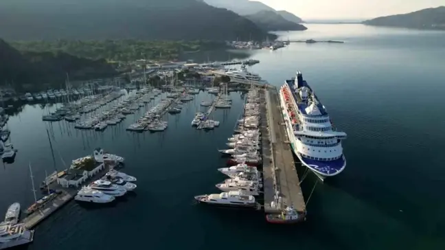 Dev yolcu gemisi bin 300 İsrailli yolcusu ile Marmaris'e geldi