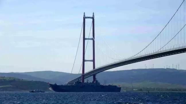 'TCG Anadolu' 1915 Çanakkale Köprüsü altından geçti