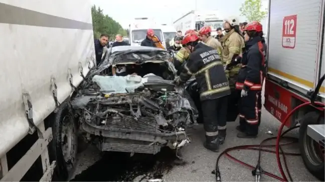 Bursa'da TIR'a arkadan çarpan otomobilde 2 kişi ağır yaralandı