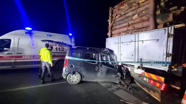 Odun yüklü kamyona çarpan aracın sürücüsü olay yerinde hayatını kaybetti