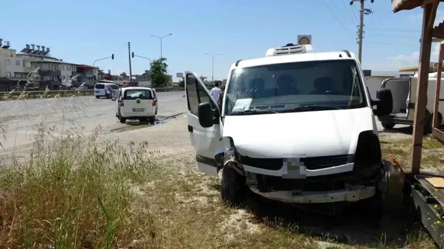 Kapalı kasa kamyonet ticari araçla kafa kafaya çarpıştı: 4 yaralı