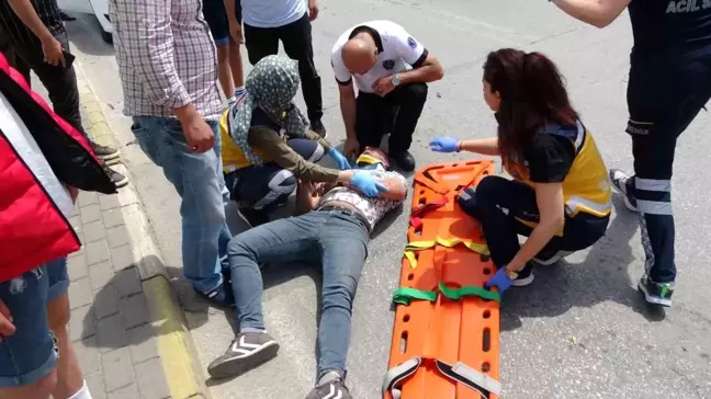 Ticari aracın çarptığı motosiklet sürücüsü metrelerce savruldu
