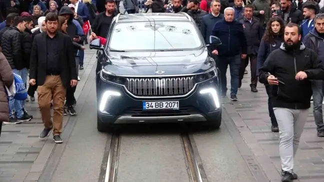 Beyoğlu Belediye Başkanı Haydar Ali Yıldız yerli otomobil TOGG ile Taksim Meydanı'na geldi