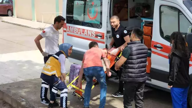 Karabük'te sol ayağı kesik vatandaş, sırtında taşınarak oy kullanmaya getirildi