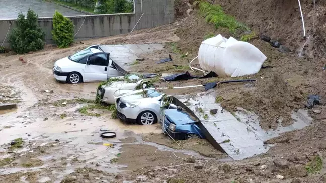 Samsun'da sel sularına dayanamayan sitenin otoparkındaki istinat duvarı 5 aracın üzerine devrildi