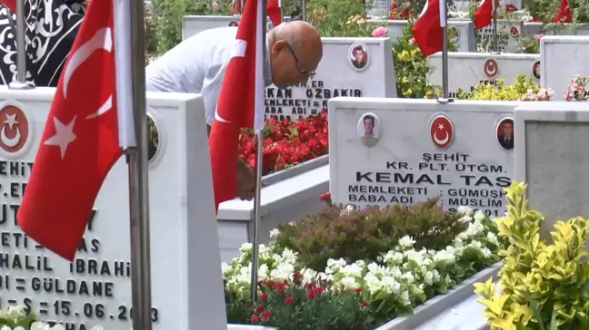 Edirnekapı Şehitliği'nde Babalar Günü hüznü