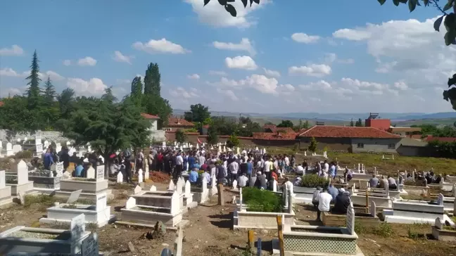 Sincan'da oğlu tarafından öldürülen kadının cenazesi memleketi Çorum'da defnedildi
