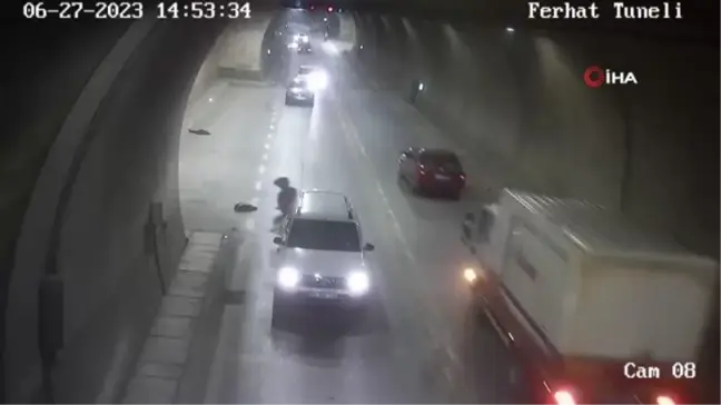 Çocuğunu motosikletin önüne oturtan baba, önündeki araca böyle çarptı