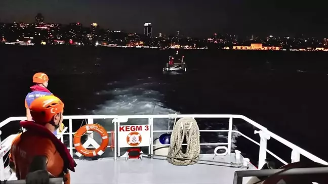 Kız Kulesi önlerinde sürüklenen tekne kurtarıldı