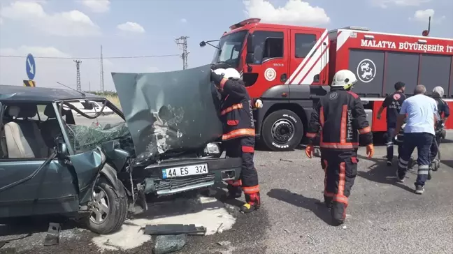 Malatya'da Hafif Ticari Araç ile Otomobil Çarpıştı: 3 Kişi Yaralandı