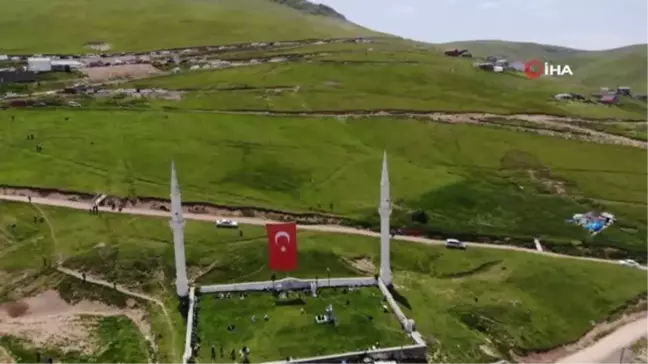 Üstü açık camide 562 yıldır çimen üzerinde Cuma namazı kılınıyor