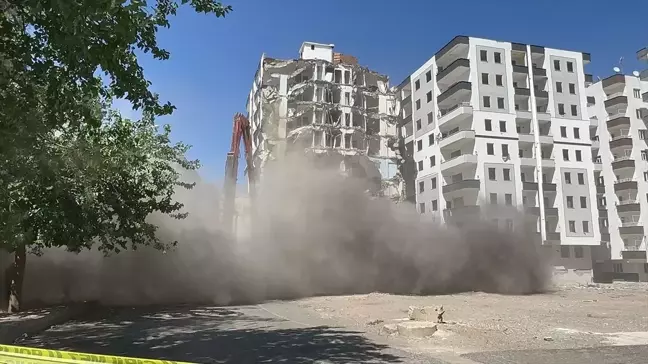 Diyarbakır'da depremde hasar gören 3 bina yıkılmaya başlandı