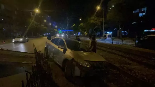 Konya'da Kontrolden Çıkan Otomobil Tramvay Yoluna Girdi