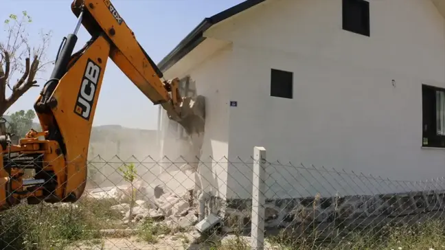 Kocaeli Körfez'de Kaçak Yapılar Yıkıldı